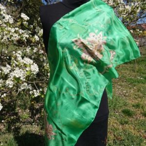 Kézzel festett selyemsál zöldalapszín